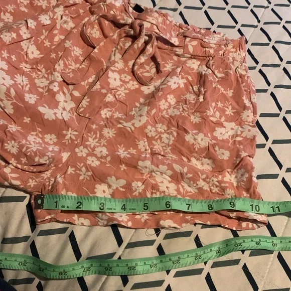 Pink floral stretchy waist with tie belt floral medium shorts with pockets - Picture 8 of 8